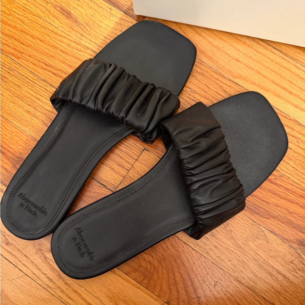Abercrombie & Fitch Black Ruched Strap Slide Sandals